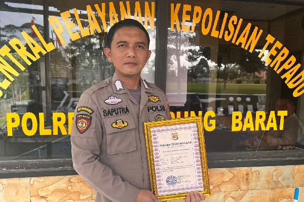 Bripka Rico Hady Saputra menerima penghargaan dari Kapolri Jenderal Pol Listyo Sigit Prabowo atas keberaniannya menangkap pelaku pencurian sepeda motor, Lampung, Selasa (1/10/2024). (Dok/Humas Polri)