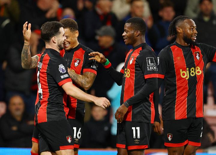 Para pemain Bournemouth berselebrasi.