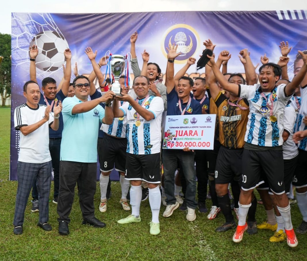 Ketua Korpri Medan, Topan Obaja Putra Ginting berfoto bersama usai menyerahkan Piala Bobby Nasution dan uang tunai kepada Pj Bupati Langkat Faisal Hasrimy, disaksikan Sekdaprov Sumut Arief Sudarto, usai Turnamen Sepak Bola Korpri Antarkabupaten/Kota se-Sumut Tahun 2024 di Stadion Mini USU, Medan, Senin (30/9/2024). (Dok/Diskominfo Medan)