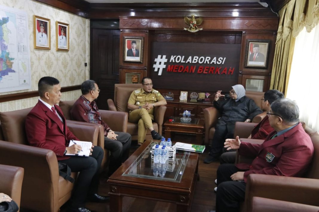 Plt Wali Kota Medan, H Aulia Rachman SE, saat menerima kunjungan Rektor UISU, Prof Dr Syafrida SE MSi, di Balai Kota Medan, Senin (30/9/2024).