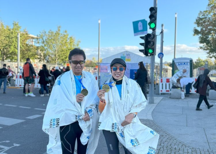 Menkes Budi Gunadi menyelesaikan Berlin Marathon 2024 bersama sang istri. (Dok/Sehat Negeriku)