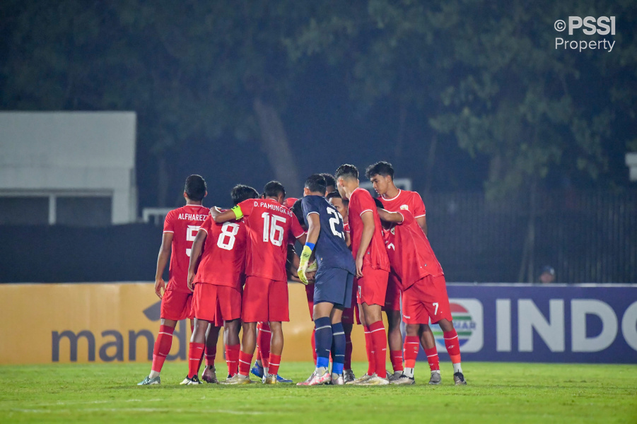 Pemain Timnas Indonesia U-20 ketika melakukan tos usai bermain imbang 1-1 melawan Yaman di Stadion Madya, Jakarta, Minggu (29/9/2024). (Dok/PSSI)