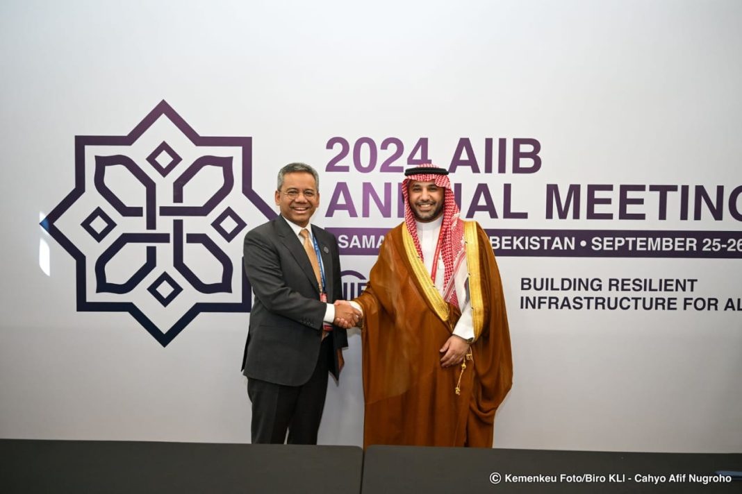 Wakil Menteri Keuangan, Suahasil Nazara bertemu dengan Wakil Menteri Keuangan Arab Saudi, Abdulmuhsen S Alkhalaf, dalam The 2024 AIIB Annual Meeting di Uzbekistan. (Dok/Kemenkeu)