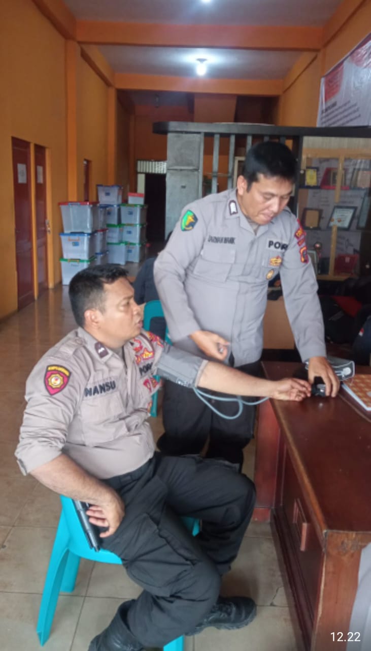 Tim Dokkes Polres Langkat Periksa Kesehatan Personil Operasi Mantap Praja, Rabu (2/10/2024). (Dok/Polres Langkat)