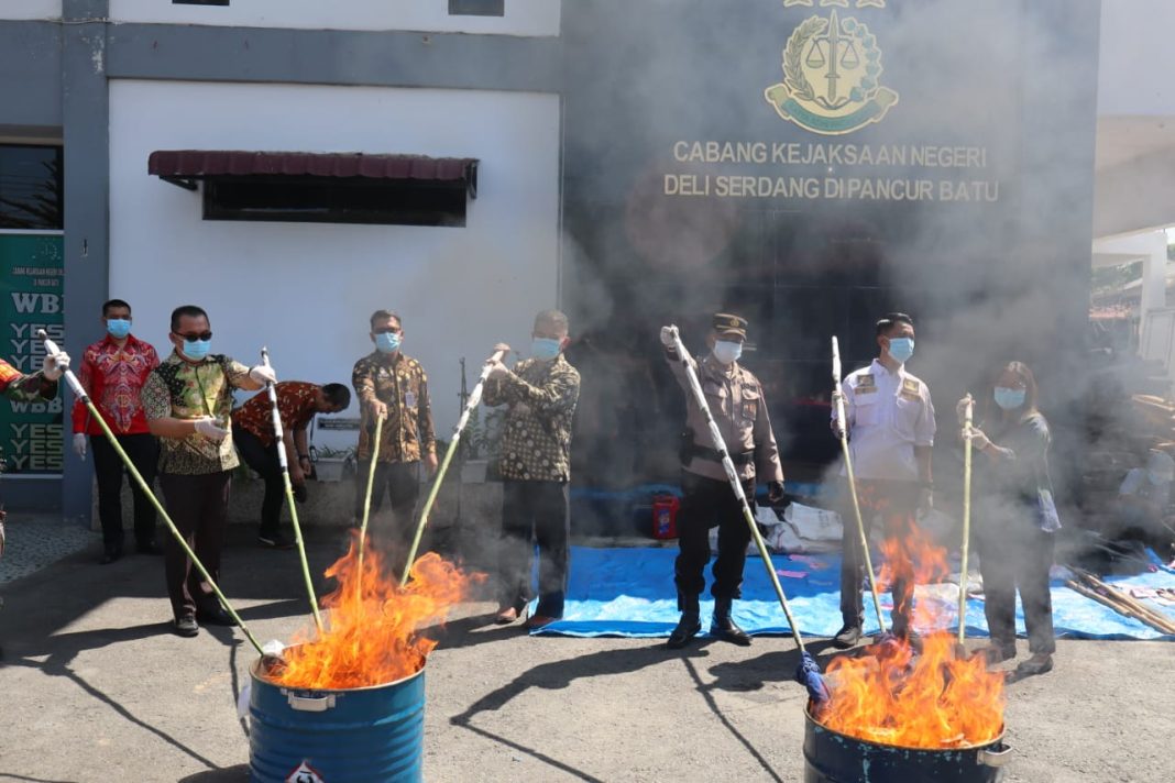 Pemusnahan Barang Bukti Narkotika di Lapangan Cabang Kejaksaan Negeri Deliserdang, Pancurbatu, Rabu (2/10/2024).