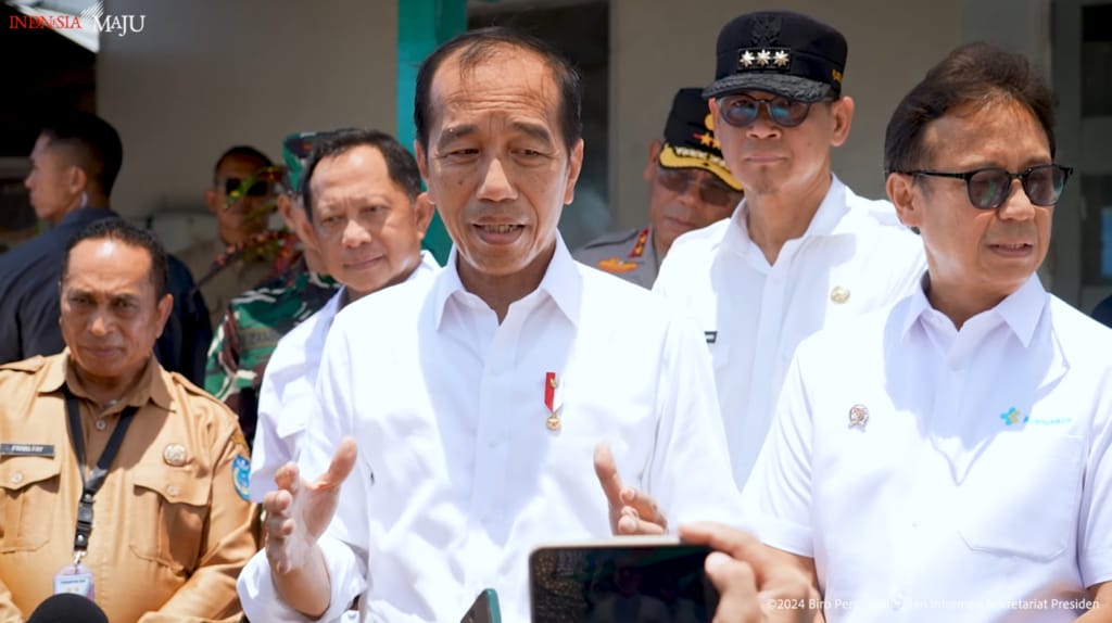 Presiden Jokowi menyampaikan keterangan pers usai meninjau RSUD Kefamenanu, Kabupaten Timor Tengah Utara, Nusa Tenggara Timur (NTT), Rabu, (02/10/24). (Dok/BPMI Setpres)