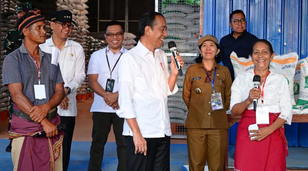 Presiden Jokowi melakukan kunjungan ke Gudang Bulog Kampung Baru, Kabupaten Sumba Barat, Kamis (3/10/2024).