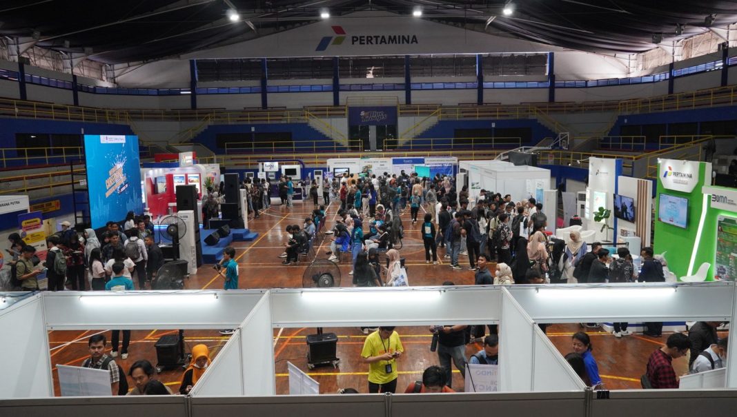 Suasana kegiatan pada booth Career Expo di Universitas Pertamina.