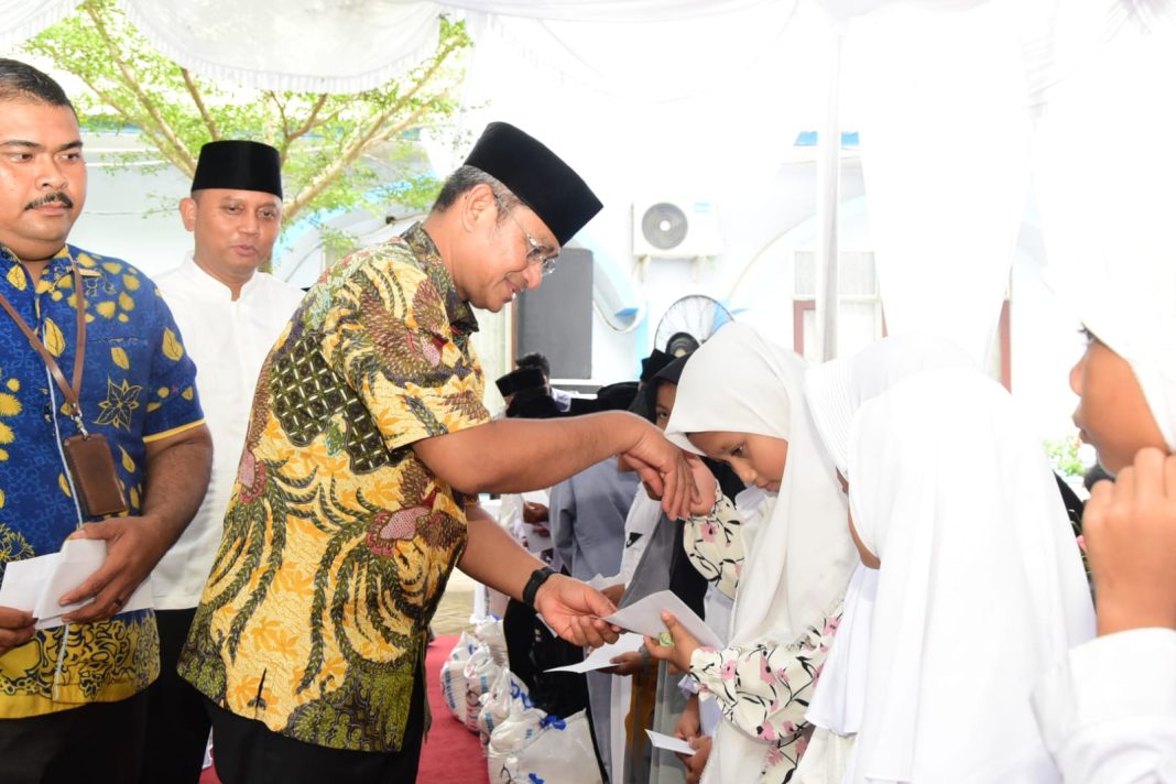 Pj Bupati Deliserdang Wiriya Alrahman didampingi Kadis Pendidikan Yudy Hilmawan santuni anak yatim di Lubukpakam, Kamis (3/10/2024).