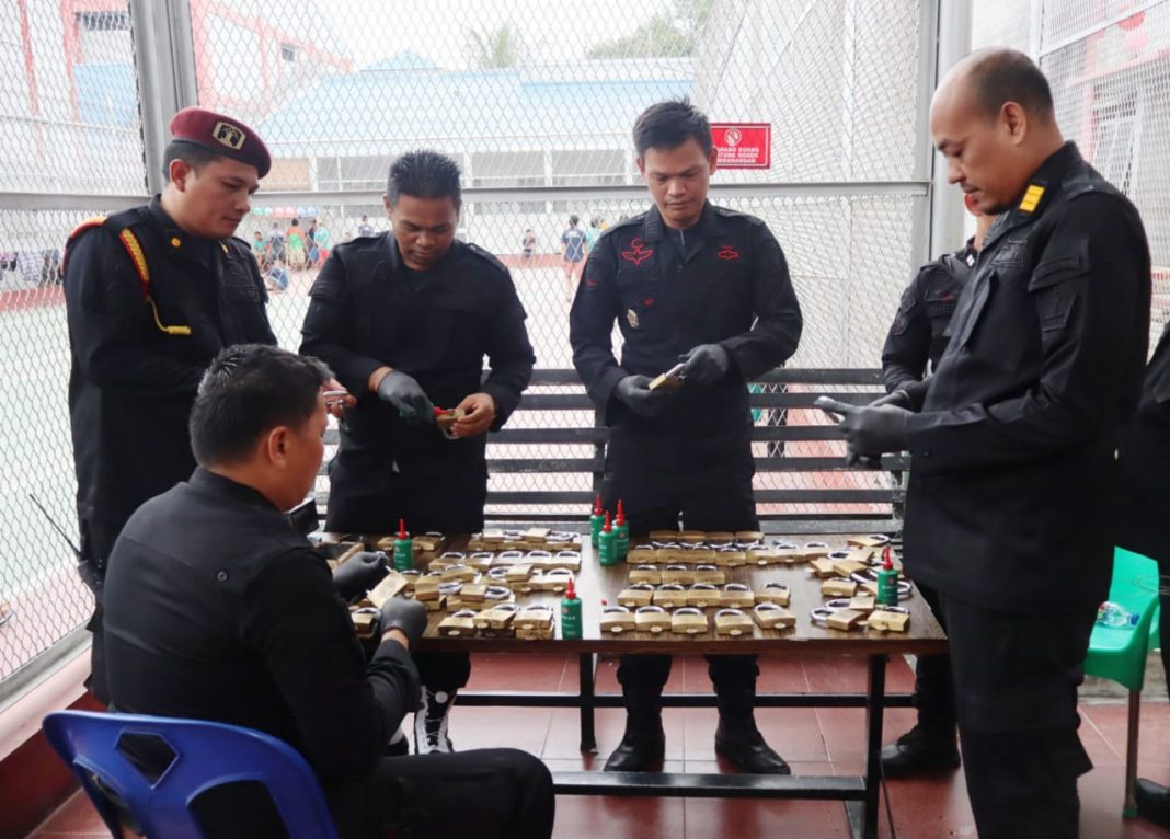 Lapas Kelas IIA Pancurbatu melalui jajaran KPLP dan Adm Kamtib melakukan rolling, perawatan, dan pemeliharaan gembok kamar hunian warga binaan, Kamis (3/10/2024).