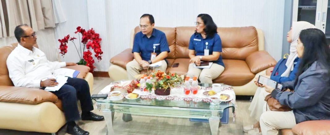 Plt Bupati Simalungun Zonny Waldi menerima audiensi Kepala BPJS Kesehatan KC Pematangsiantar dr Kiki Chrismar Marbun, di Kantor Bupati Simalungun, Kamis (3/10/2024).