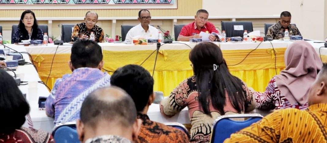 Pemkab Simalungun menggelar rapat koordinasi membahas persiapan pelaksanaan Pilkada serentak 2024, di Balei Harungguan Djabanten Damanik, Pamatangraya, Kamis (3/10/2024).