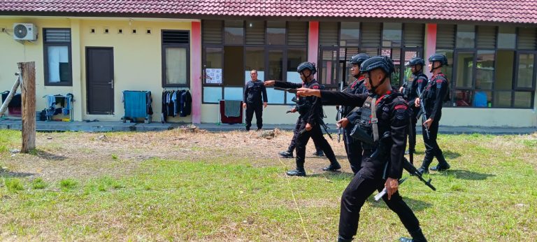 Personil Sat Brimob Polda Sumut melaksanakan kegiatan latihan fisik dan taktis di Mako Sat Brimob Polda Sumut, Kamis (3/9/2024). (Dok/ Polda Sumut)