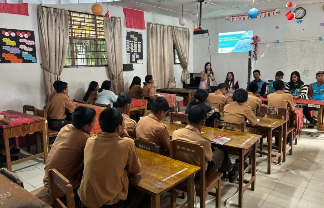 Srikandi PLN ULP Siborong-borong menjelaskan bahaya listrik kepada siswa-siswi SMK Negeri 1 Siborong-borong di Desa Pohan Tonga, Kecamatan Siborong-borong, Kabupaten Tapanuli Utara, Rabu (2/10/2024).