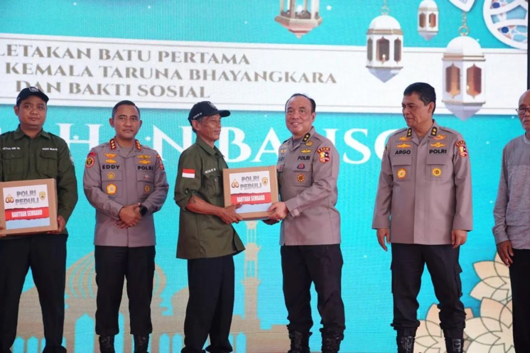 Asisten Kapolri Bidang Sumber Daya Manusia, Irjen Pol Dedi Prasetyo memimpin peletakan batu pertama Pembangunan Masjid SMA Kemala Taruna Bhayangkara di Gunung Sindur, Bogor, Kamis (3/10/2024).