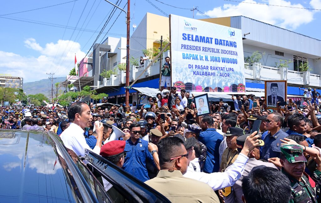 Presiden Jokowi melakukan kunjungan kerja ke Pasar Rakyat LIPA Kalabahi, Kabupaten Alor, Provinsi Nusa Tenggara Timur (NTT), Kamis (03/10/2024). (Dok/BPMI Setpres)