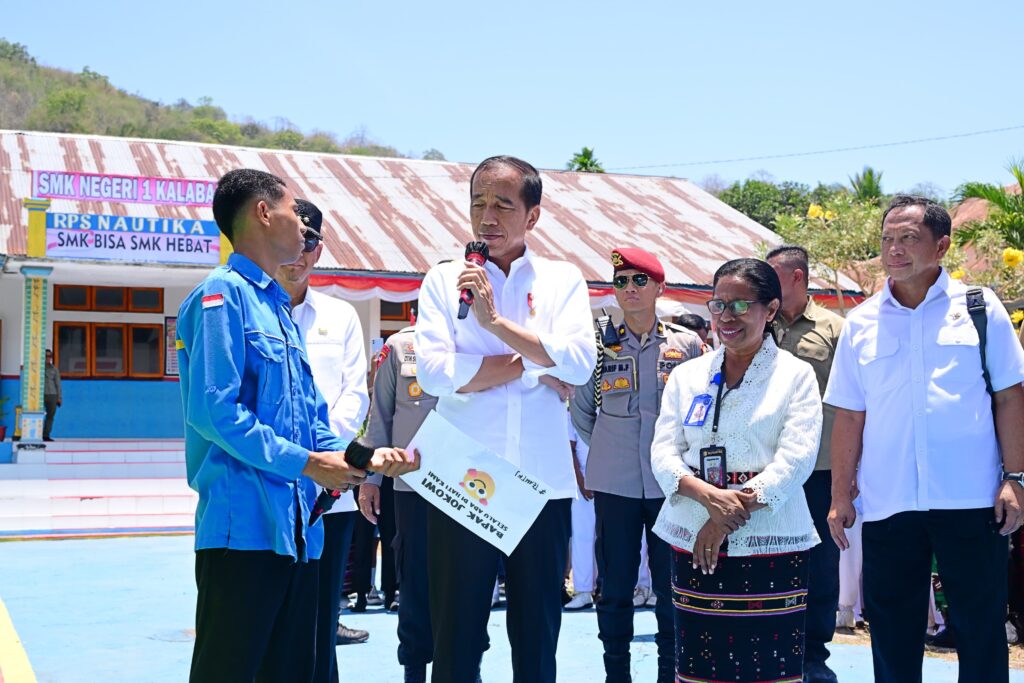 Presiden Jokowi mengunjungi SMK Negeri 1 Kalabahi, Kabupaten Alor, Provinsi Nusa Tenggara Timur, Kamis (03/10/2024). (Dok/BPMI Setpres)