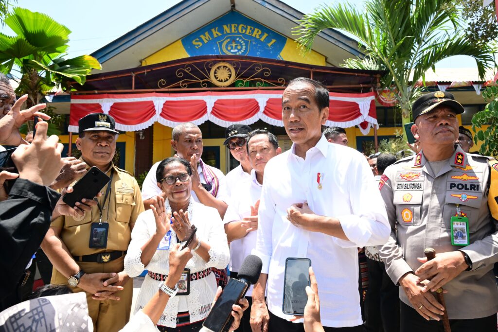 Presiden Jokowi menyampaikan keterangan kepada awak media dan mengungkapkan rasa kagumnya terhadap potensi pariwisata yang dimiliki Kabupaten Alor, Kamis (3/10/2024). (Dok/BPMI Setpres)