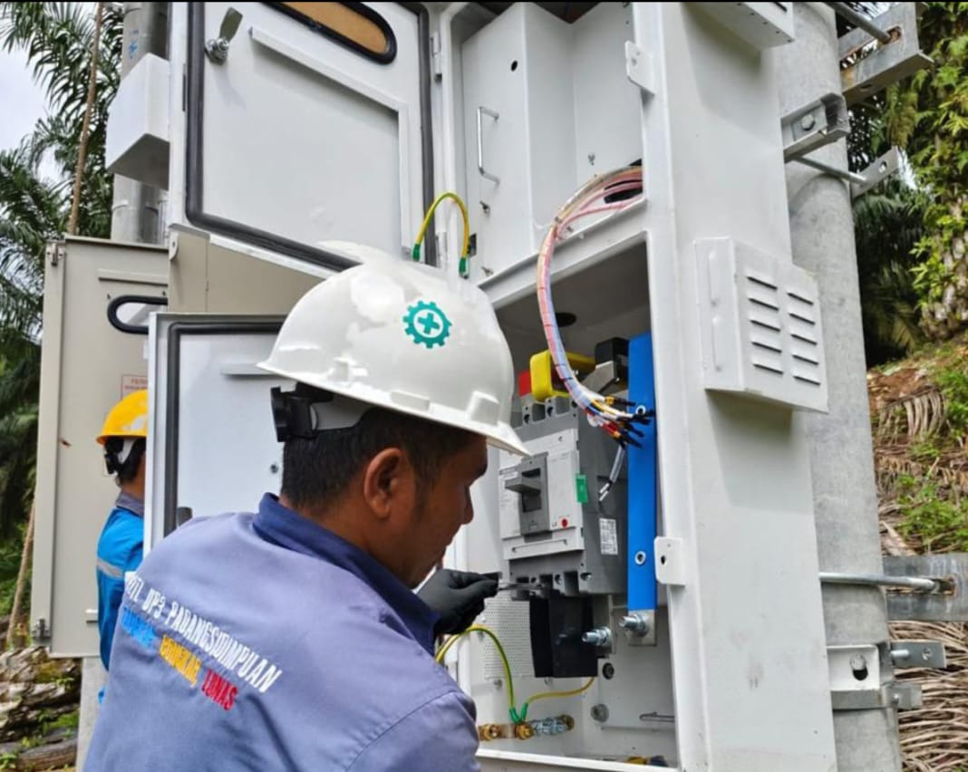 Petugas penyambungan PLN UP3 Padangsidimpuan sedang melakukan pemasangan kwh meter PT Karya Agung Sawita (PT KAS) dengan daya 240 KVA, Kamis (3/10/2024). (Dok/ PLN).