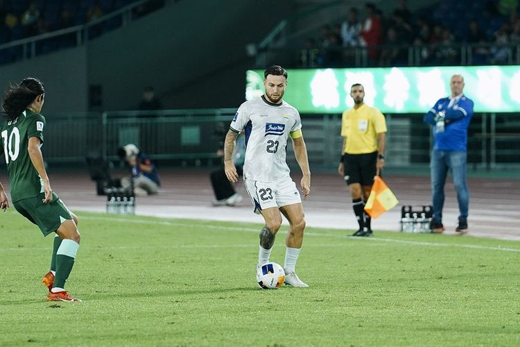 Kapten Persib Bandung Marc Klok kala turun di matchday kedua AFC Champions League 2 2024-2025 Grup F melawan Zhejiang FC, Kamis (3/10/2024) di Stadion Huanglong Sports Center, Hangzhou, China. (Dok/Persib Bandung)