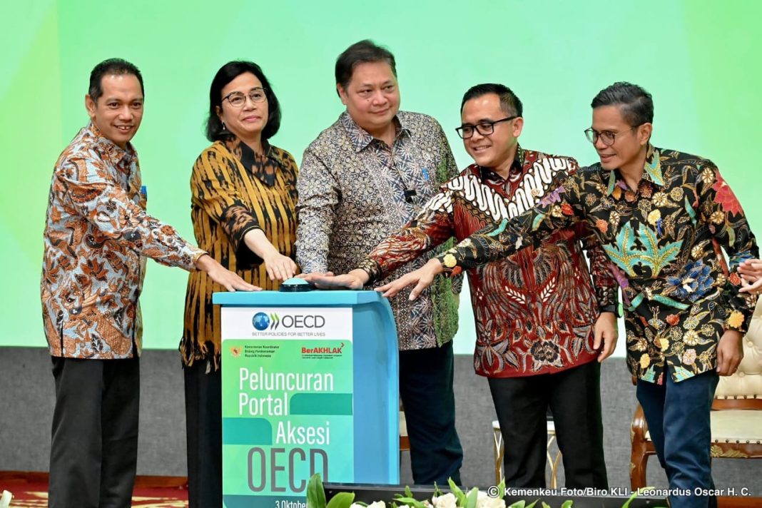 Peluncuran Portal Aksesi OECD oleh Menko Perekonomian Airlangga Hartarto, Menteri Keuangan Sri Mulyani Indrawati, Menteri PANRB Abdullah Azwar Anas, Wakil Menteri Luar Negeri Pahala Mansury, dan Wakil Ketua KPK Nurul Ghufron, Kamis (3/10/2024). (Dok/Kemenkeu)