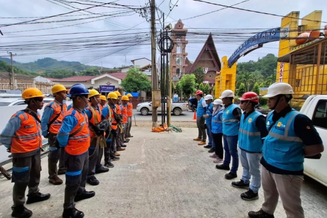 Manager PLN UP3 Sibolga, Dwita Aswiyanti Syafitri memimpin briefing sebelum pekerjaan dimulai, Kamis (3/10/2024). (Dok/PLN)