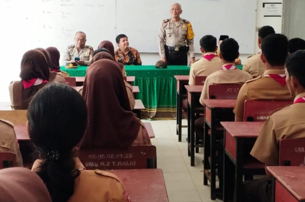 Sat Binmas Polres Tanjungbalai melaksanakan kegiatan Police Goes To School di SMAN 2 Tanjungbalai Jalan Sudirman, Kelurahan Pahang, Kecamatan Datuk Bandar, Jumat (4/10/2024).