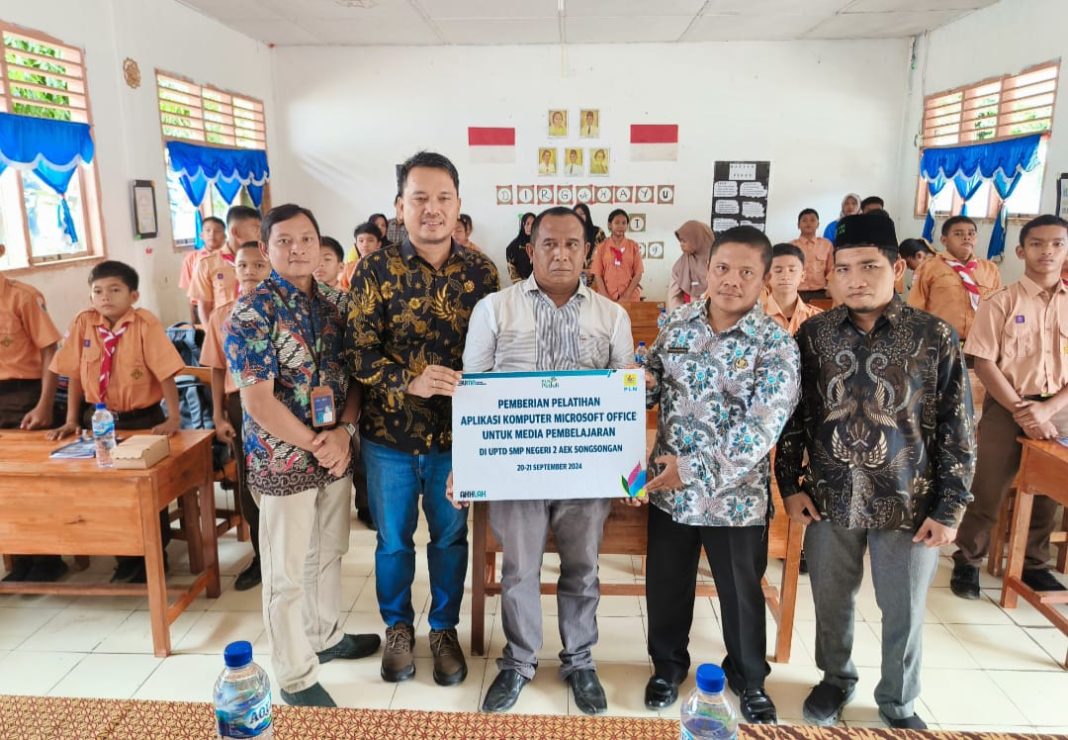 PT PLN UIP SBU melalui PT PLN UPP SBU 4 berkolaborasi dengan sekolah SMPN di UPTD SMP Negeri 2 melaksanakan Program Pelatihan dan Sertifikasi Aplikasi Microsoft Terhadap Guru dan Siswa SMPN di UPTD SMP Negeri 2 Aek Songsongan Asahan. (Dok/PLN)