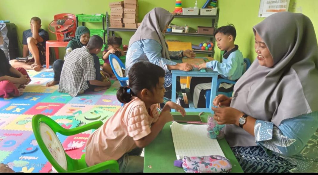 Anak-anak berkebutuhan khusus mendapatkan bantuan pendidikan dari para tenaga pendidikan profesional, Jumat (4/10/2024). (Dok/PLN)