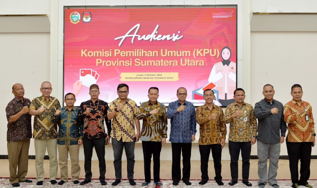 Pj Gubernur Agus Fatoni foto bersama di sela-sela audiensi Komisi Pemilihan Umum (KPU) di Rumah Dinas Gubernur Sumut, Medan, Sumut, Jumat (4/10/2024). (Dok/Diskominfo Sumut)