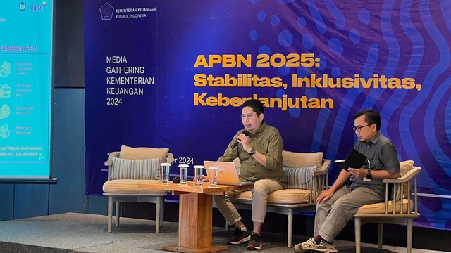 Direktur Strategi dan Portofolio Pembiayaan, Direktorat Jenderal Pengelolaan Pembiayaan dan Risiko, Riko Amir, saat menjadi narasumber di Media Gathering APBN 2025. (Dok/Kemenkeu)