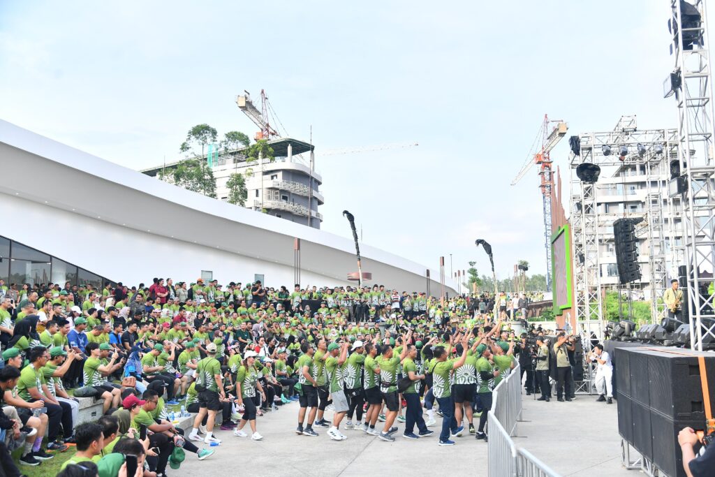 Ribuan peserta yang terdiri dari masyarakat Balikpapan, Samarinda, dan sekitar IKN, komunitas pelari mengikuti TNI Fun Run di Ibu Kota Negara, Minggu (6/10/2024). (Dok/BPMI Setpres)