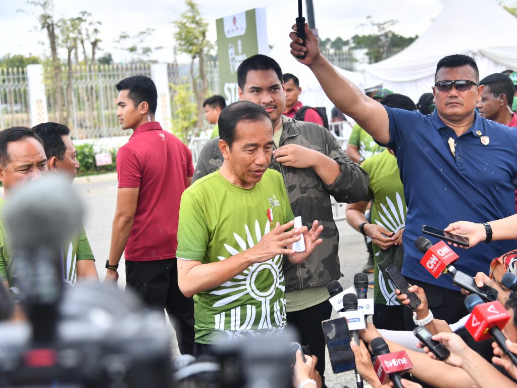 Presiden Jokowi saat memberikan keterangan kepada awak media usai membuka sekaligus menghadiri Nusantara TNI Fun Run 2024 yang digelar di Kawasan Ibu Kota Nusantara (IKN), pada Minggu (6/10/2024). (Dok/BPMI Setpes)