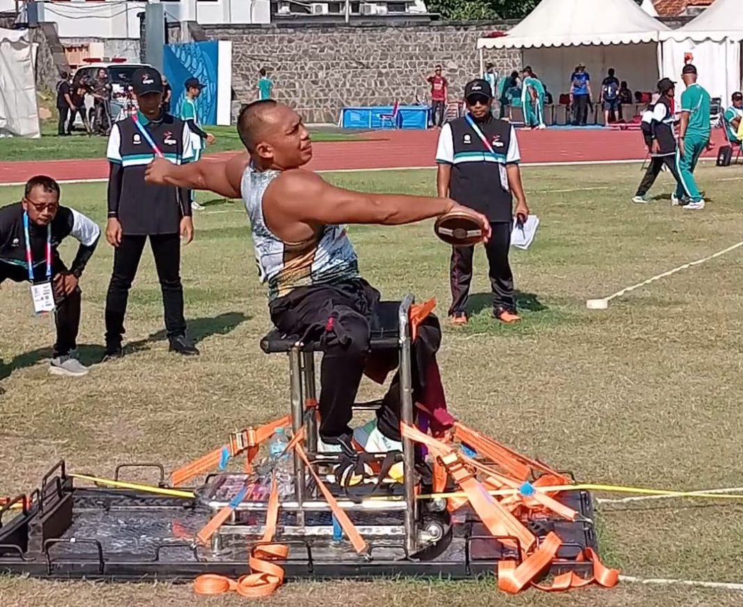 Atlet lempar cakram putra Sumut, Riadi Saputra, meraih medali emas pertama di Pekan Paralimpiade Nasional (Peparnas) XVII Solo 2024, di Stadion Sriwedari Solo, Senin (7/10/2024). (Dok/NPC Sumut)