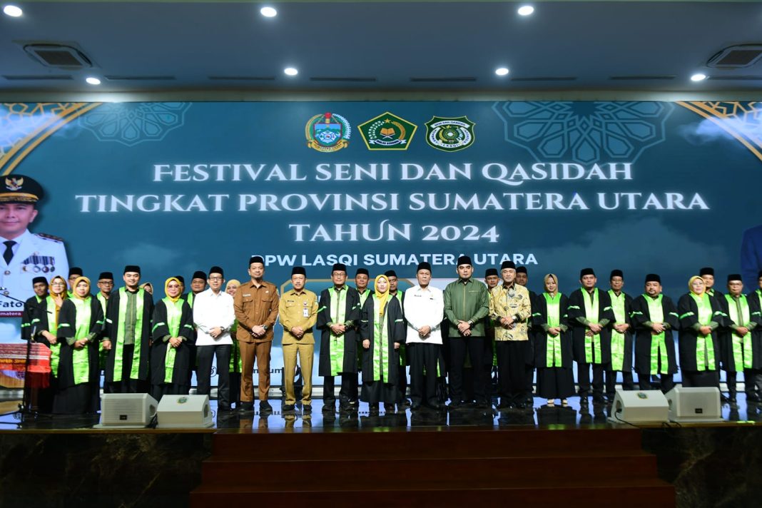 Sekda Sumut Arief S Trinugroho foto bersama usai membuka sekaligus melantik Juri Festival Seni dan Qasidah Tingkat Provinsi Sumut 2024 di Aula Raja Inal Siregar, Kantor Gubernur Sumut, Jalan Diponegoro, Medan, Senin (7/10/2024). (Dok/Diskominfo Sumut)