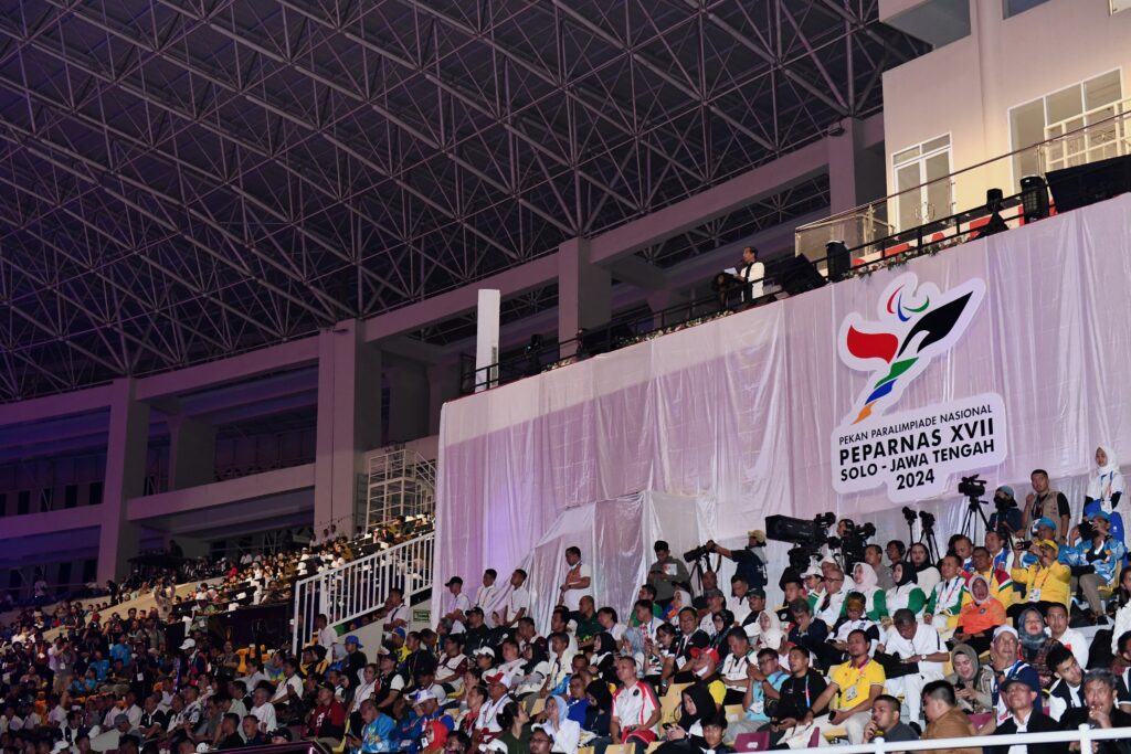 Presiden Jokowi didampingi Ibu Iriana Jokowi membuka Pekan Paralimpiade Nasional (Peparnas) XVII Tahun 2024 di Stadion Manahan, Kota Surakarta, Jawa Tengah, Minggu (6/10/2024) malam. (Dok/BPMI Setpres)