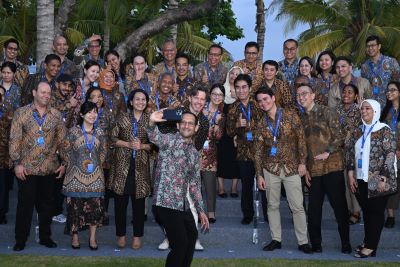 Delegasi Gateways Study Visit Indonesia 2024 berfoto bersama di Sanur, Bali, Jumat (4/10/2024). (Dok/Kemendikbudristek)