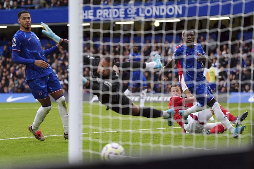 Striker Nottingham Forest Chris Wood menjebol gawang Chelsea, Minggu (06/10/2024).