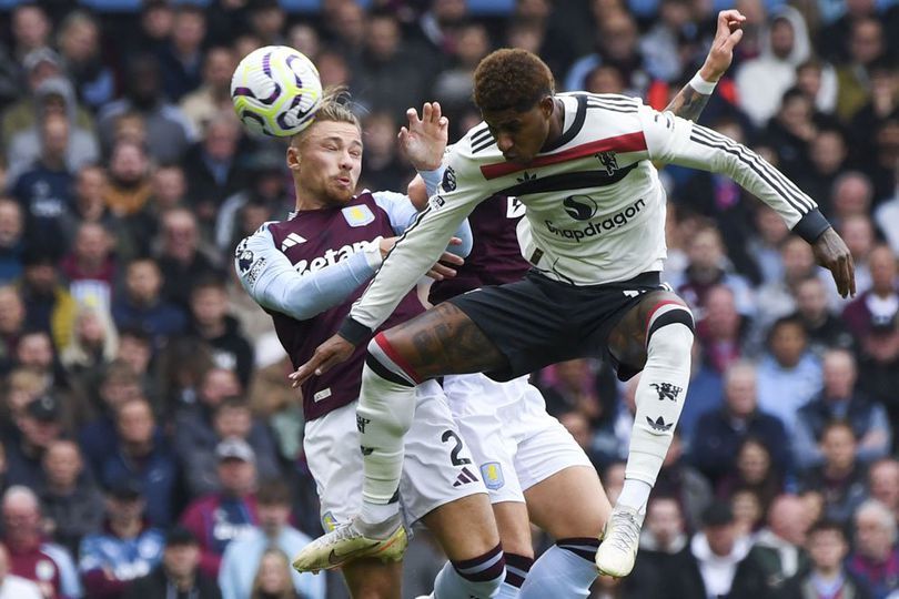 Marcus Rashford berduel melawan Matty Cash di udara pada laga Aston Villa vs Manchester United, Minggu (6/10/2024).