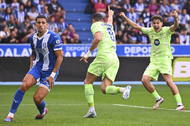 Bomber Barcelona Robert Lewandowski merayakan golnya ke gawang Alaves, Minggu (06/10/2024).