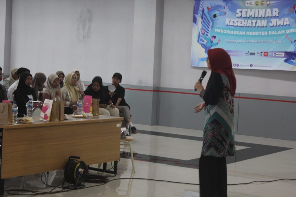 KSR PMI Unit Unej menyelenggarakan Seminar dengan tema “Menjinakkan Monster dalam Diri, Mengatasi Kecemasan dan Depresi” di Aula Pascasarjana FH Unej. (Dok/PMI)