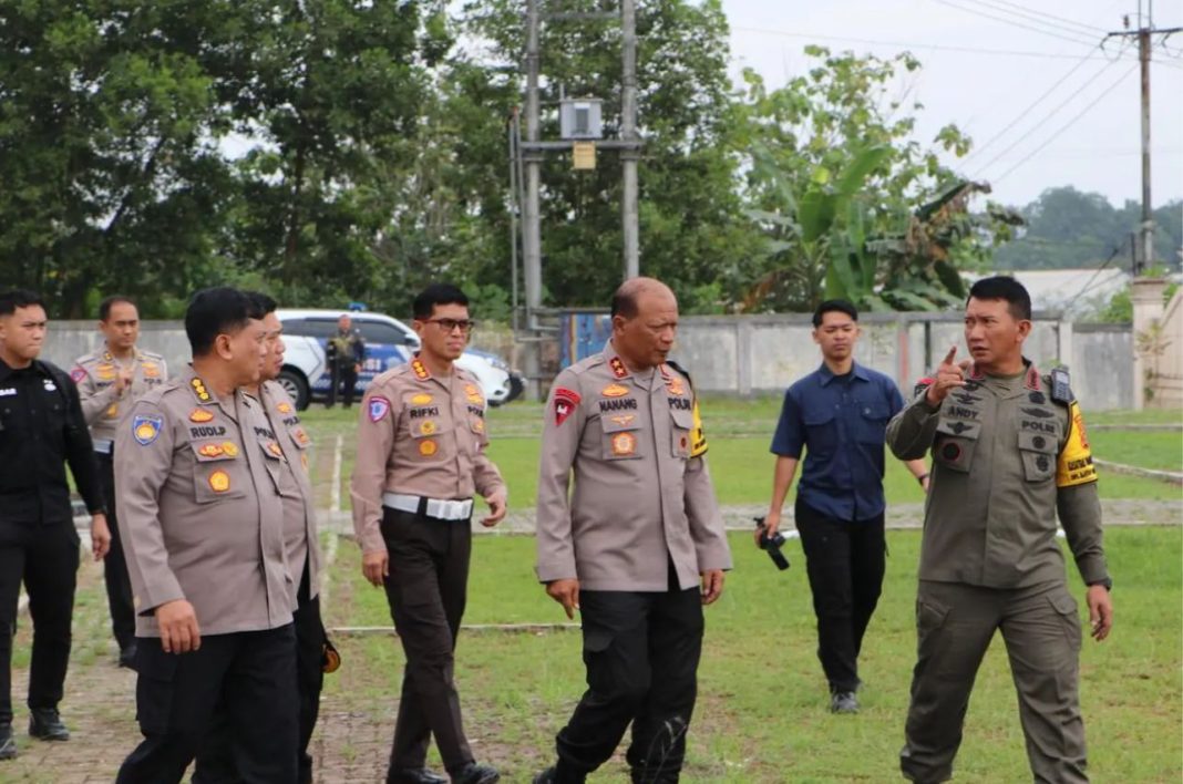 Kapolda Kaltim didampingi Irwasda, Karolog, Dirlantas, Dansat Brimob, dan Kabid Keu Polda Kaltim meninjau pembangunan Mako Brimob di Km 13 Balikpapan, Rabu (9/10/2024).