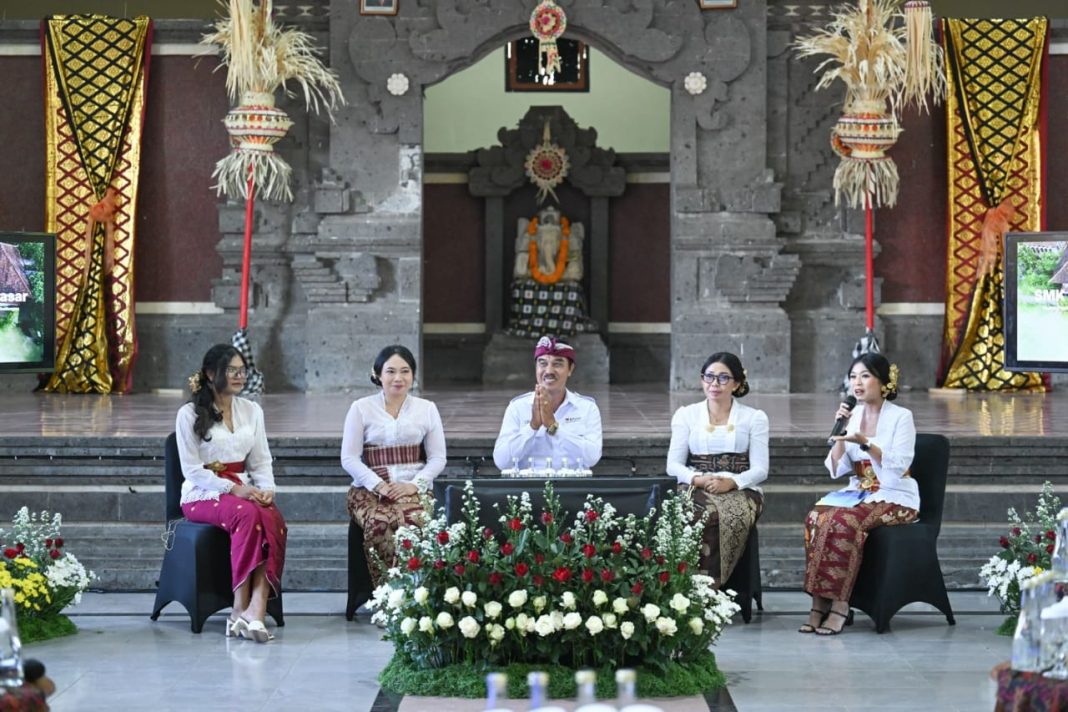 Implementasi teknologi pendidikan di SMKN 3 dan SMPN 9 Denpasar, mendorong inovasi dan efisiensi administrasi, Kamis (3/10/2024). (Dok/Kemendikbudristek)