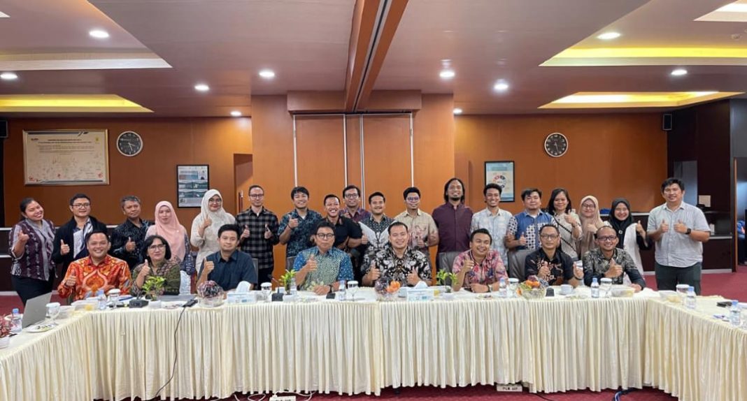 PLN UIP Sumbagut menggelar kegiatan Audit Resertifikasi SNI ISO 37001:2016 Sistem Manajemen Anti Penyuapan (SMAP), 2-4 Oktober 2024, di Aula kantor PT PLN UIP SBU, Jalan Dr Cipto Nomor 12, Medan, dan foto bersama dengan tim. (Dok/PLN)