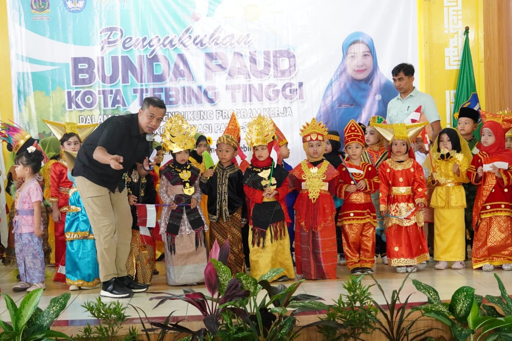 Pj Wali Kota Tebingtinggi Moettaqien Hasrimi foto bersama dengan anak PAUD, Kamis (10/10/2024) di Gedung Hj Sawiyah, Jalan Sutomo. (Dok/Dinas Kominfo)