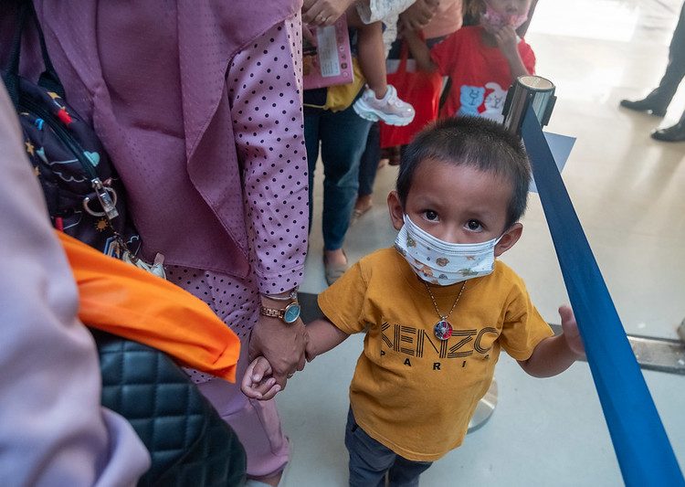 Seorang anak sedang antri untuk imunisasi di layanan kesehatan. (Dok/Sehat Negeriku)