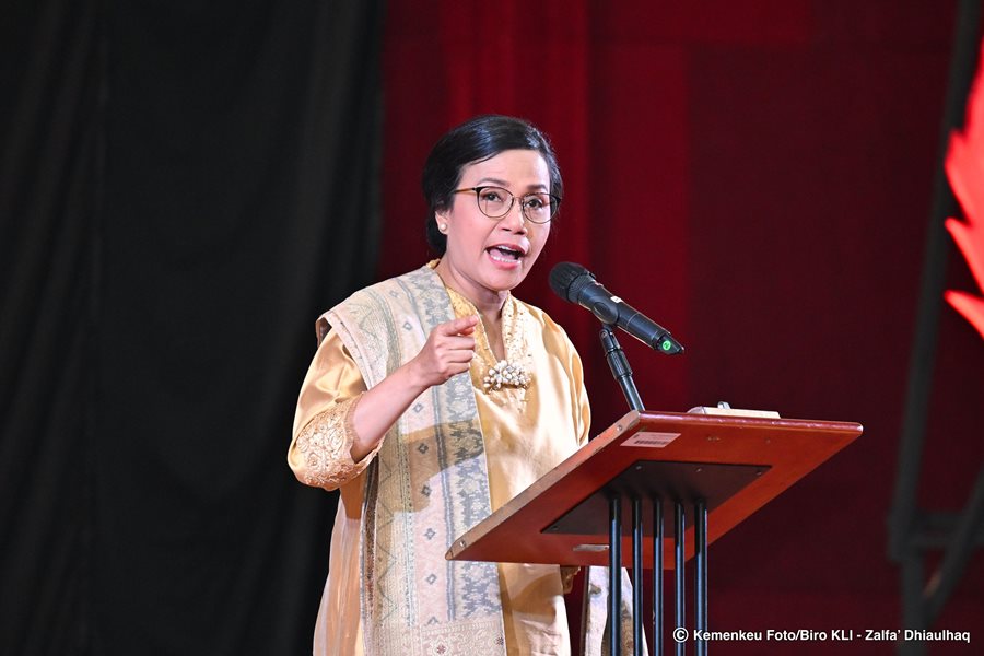 Menteri Keuangan Sri Mulyani Indrawati memberikan arahan kepada mahasiswa baru PKN STAN dalam acara Studi Perdana Akademik dan Karakter (Dinamika) di Kampus PKN STAN, Tangerang Selatan, Banten, Rabu (9/10/2024). (Dok/Kemenkeu)