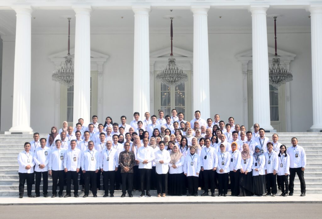 Presiden Joko Widodo dan Ibu Iriana pamitan dengan Keluarga Besar Istana, halaman depan Istana Merdeka, Jakarta, Kamis (10/10/2024). (Dok/Humas Setkab)