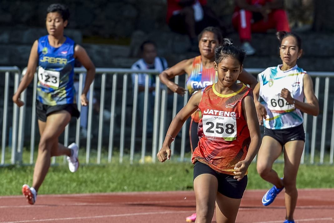 Atlet lari asal Jawa Tengah, Vitasari (depan), memimpin perlombaan dalam final para atletik nomor 400 M T37-38 putri Peparnas XVII di Stadion Sriwedari, Solo, Jawa Tengah, Kamis (10/10/2024). (Dok/PB Peparnas XVII)