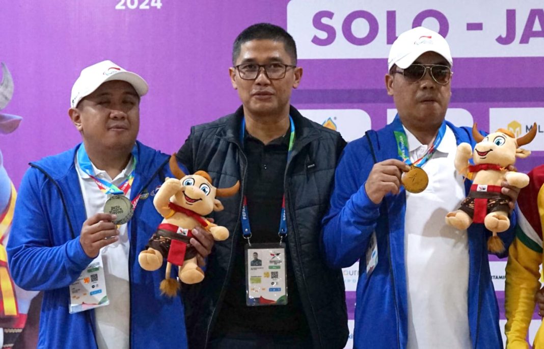 Atlet Tenpin Bowling Putra Jawa Barat, Dwi Widiantoro (tengah) berhasil mengalahkan rekannya Irvan Arimansyah (kiri), dan penerima peruggu (kiri), dan (kanan) Cabor Tenpin Bowling kategori Single putra TPB 1 di Bengawan Sport Center, Solo, Jawa Tengah, Rabu (09/10/2024). (Dok/PB Peparnas XVII)